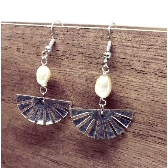 Simple pearl Earrings - Picture 9 of 12